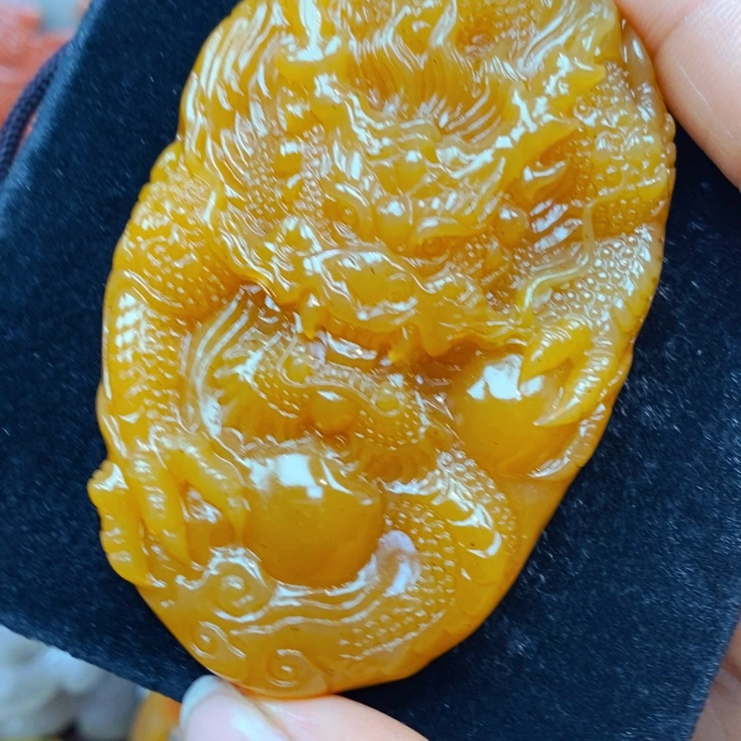 未镶嵌石英质玉（黄龙玉）颈饰