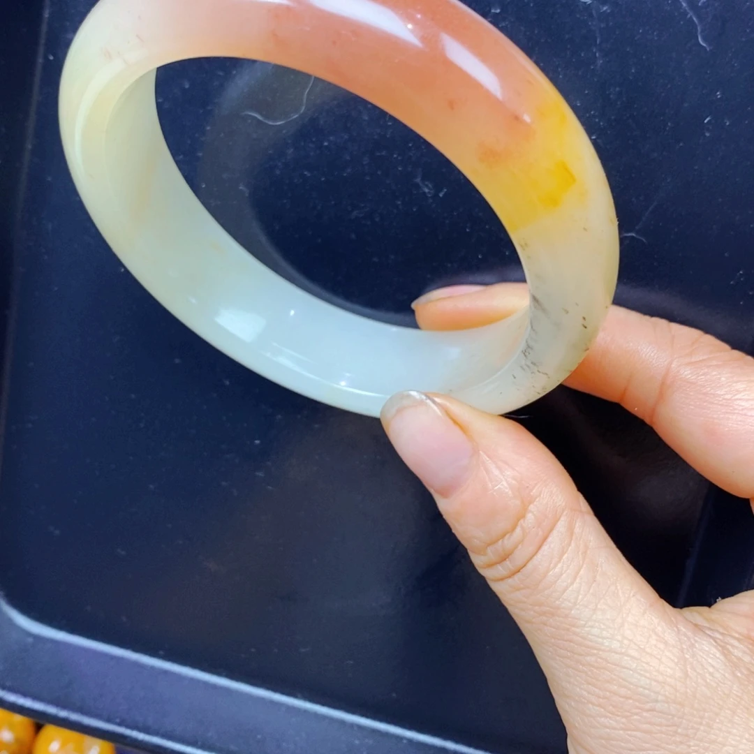 未镶嵌石英质玉（黄龙玉）颈饰