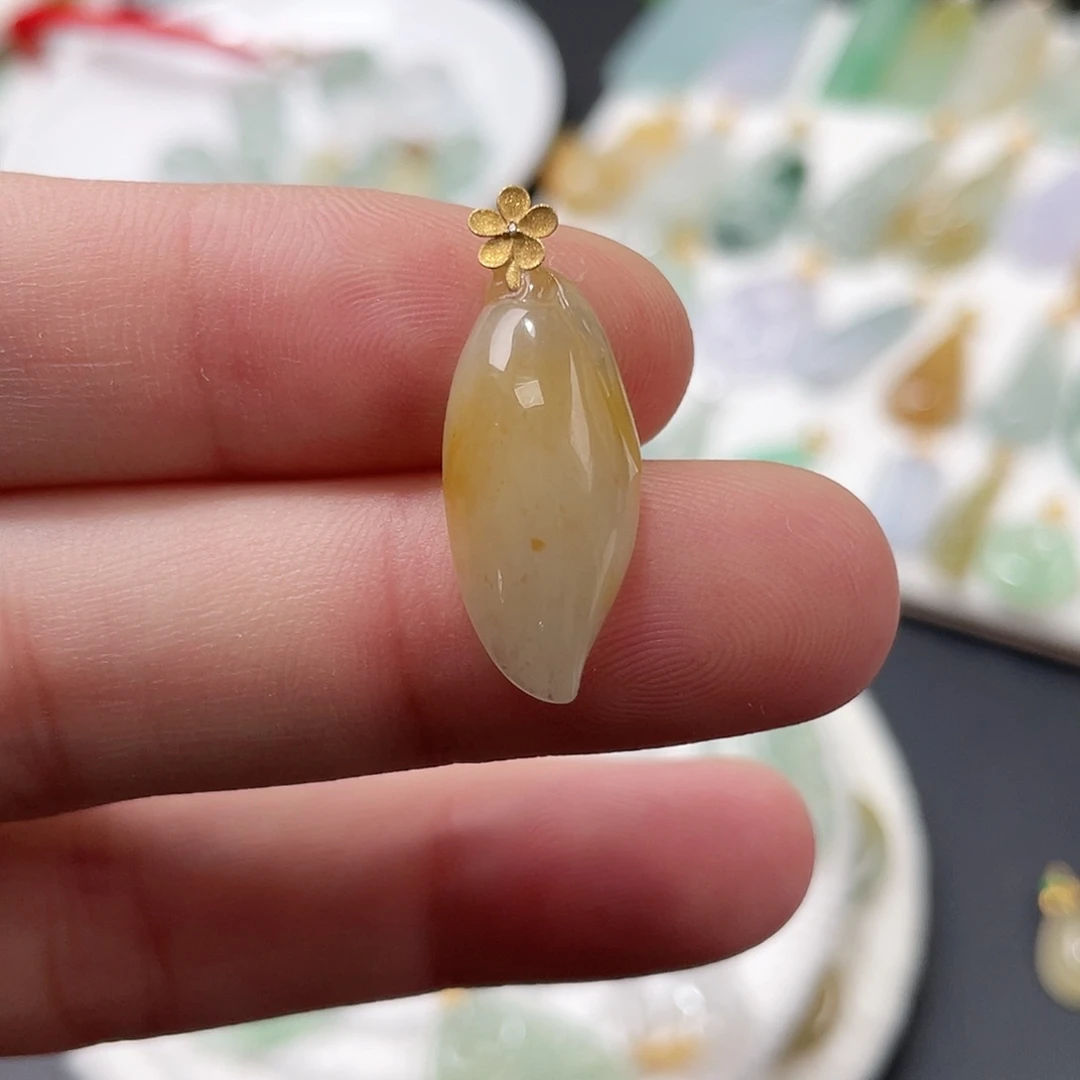 翡翠18K金镶嵌颈饰福瓜