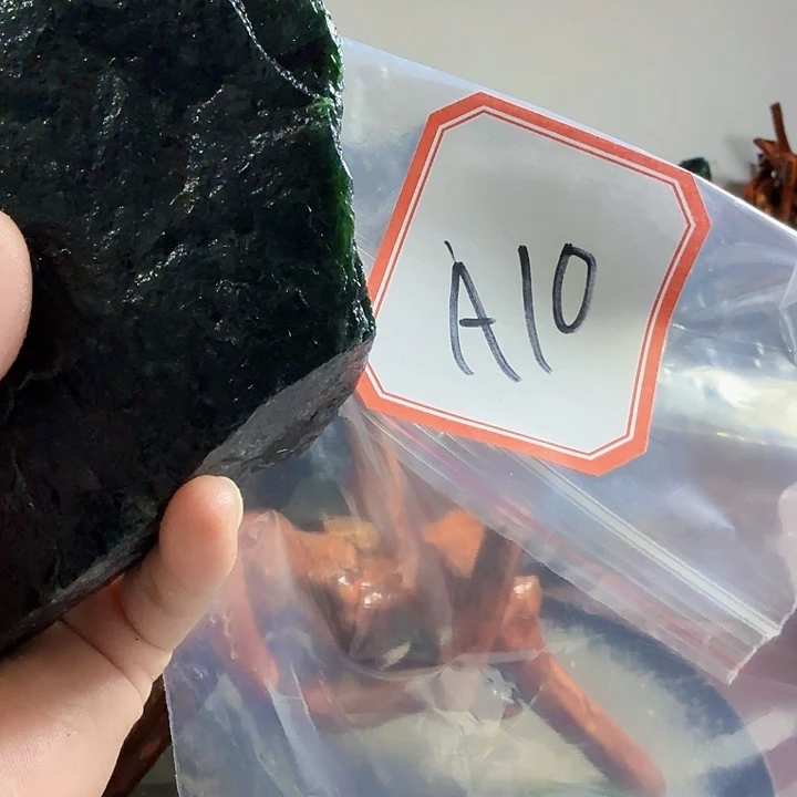 好***伴蛇纹石玉未镶嵌天然岫玉