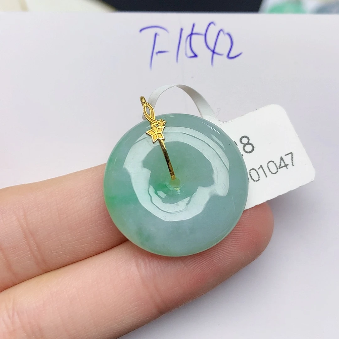 颈饰18K金镶嵌翡翠
