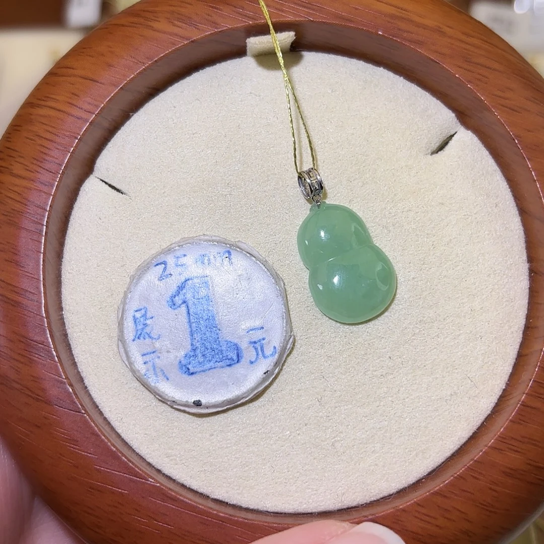 翡翠18K金镶嵌颈饰葫芦