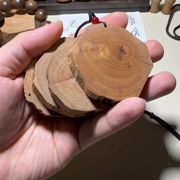 檀香木老山檀香树枝原料切片约30g奶香吊坠