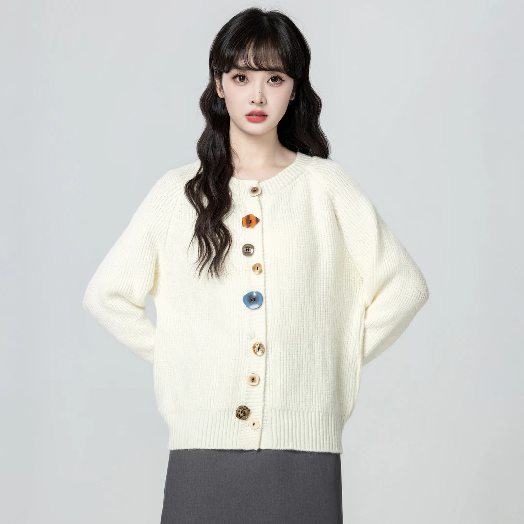 白色圆领毛衣外套女春秋2025秋季新款不规则纽扣针织开衫软糯上衣