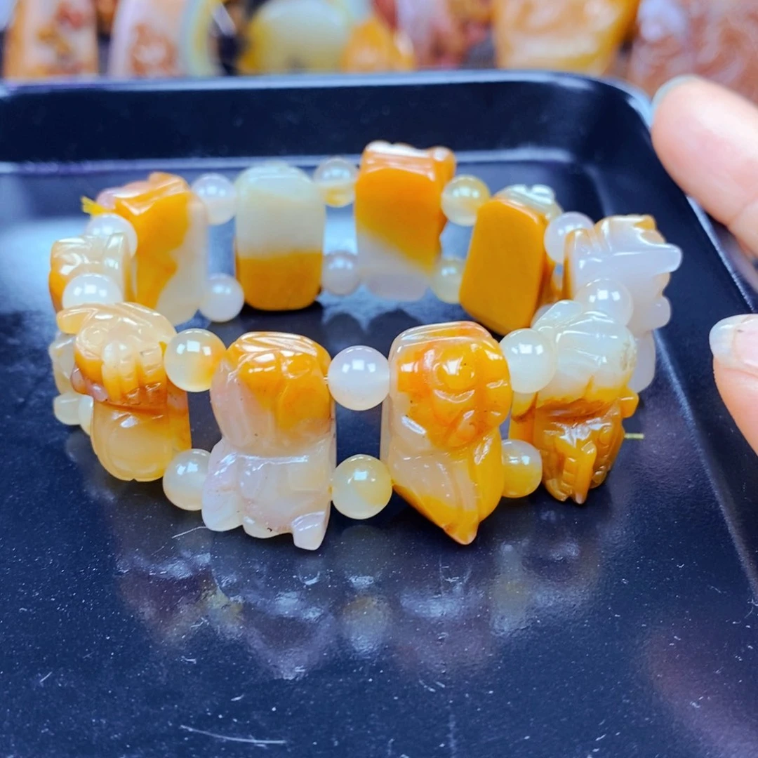 石英质玉（黄龙玉）未镶嵌颈饰