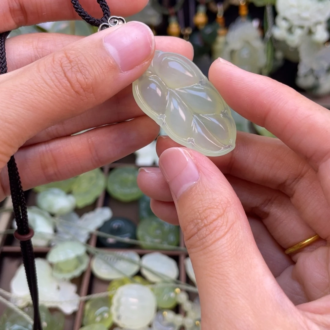 蛇纹石玉未镶嵌颈饰