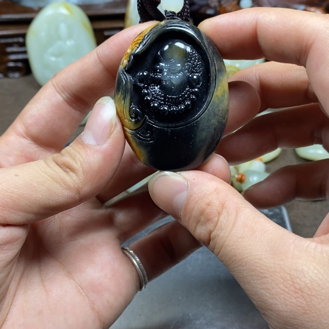 和田玉未镶嵌把件