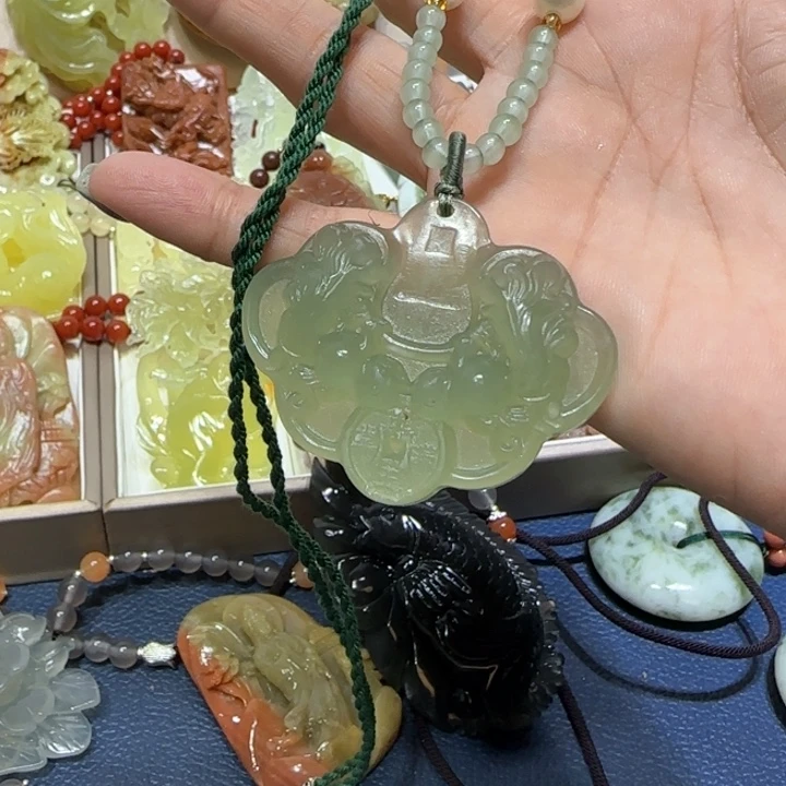 未镶嵌蛇纹石玉吊坠