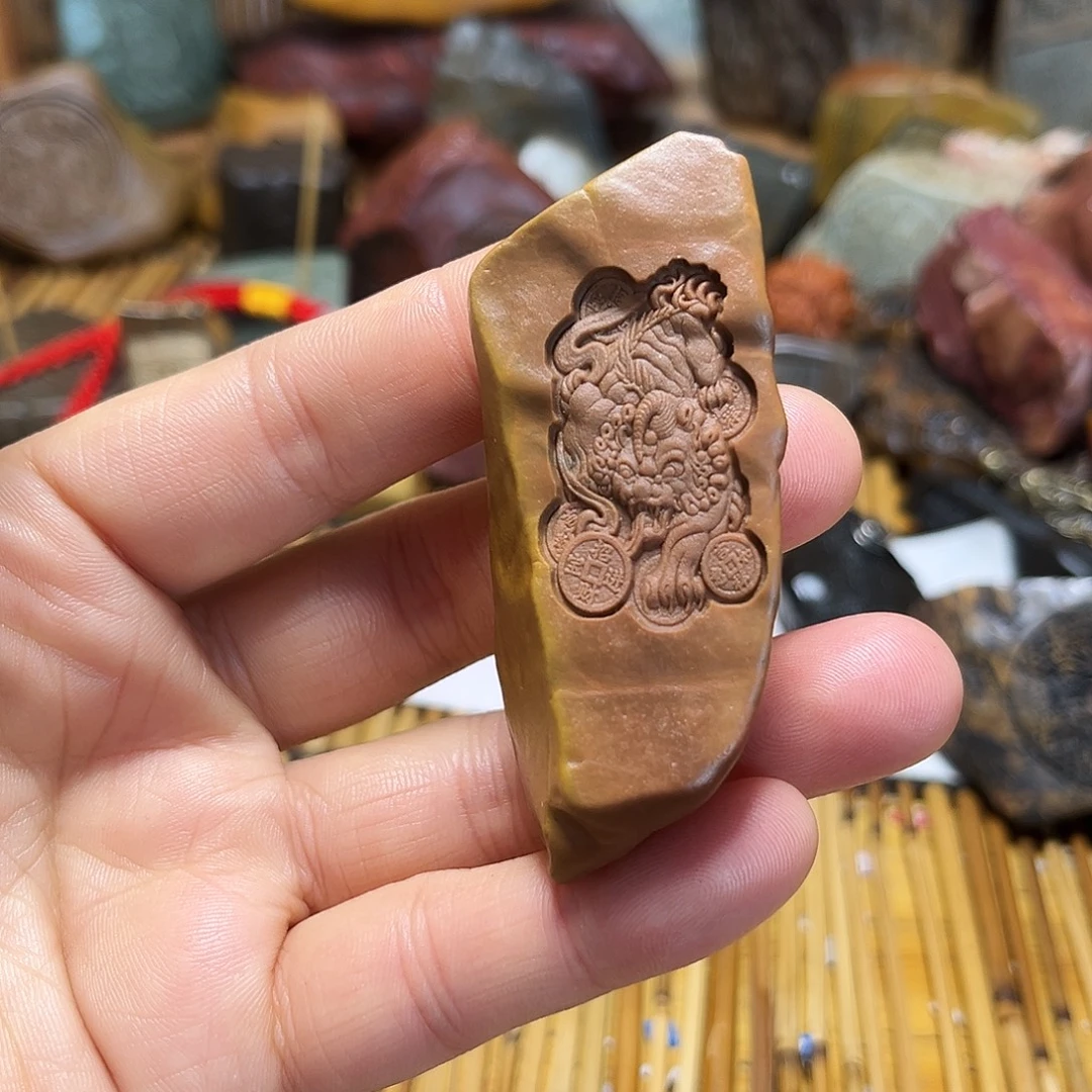 新疆原石雕刻手把件
