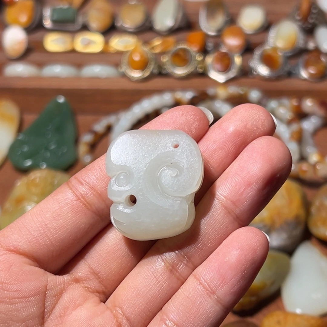 大****和田玉未镶嵌颈饰