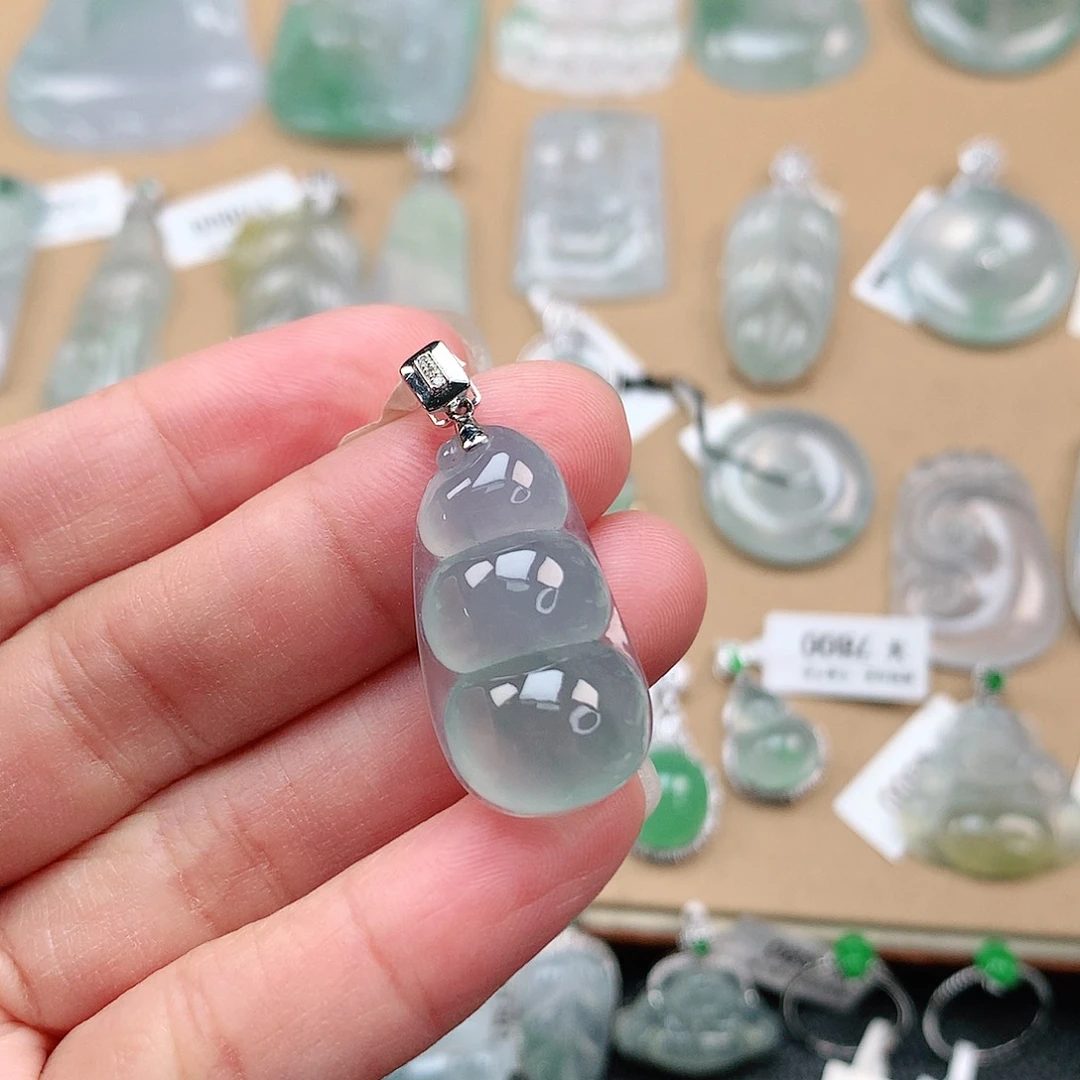 翡翠颈饰18K金镶嵌福豆