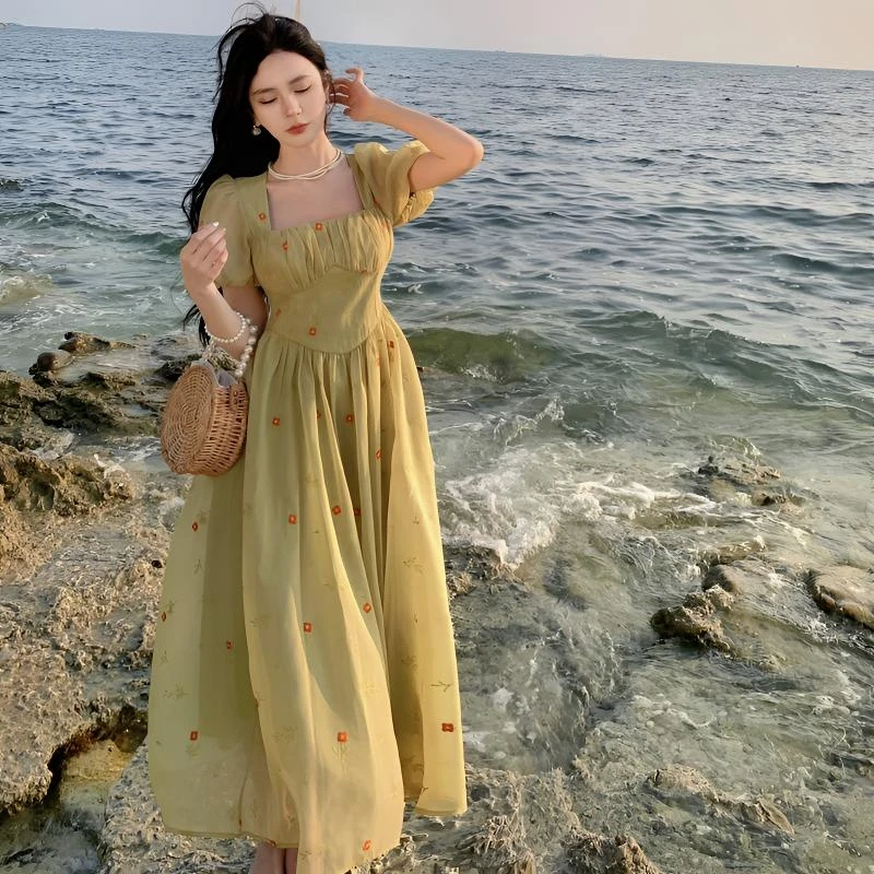 法式复古高级感小众气质名媛连衣裙纯欲夏季收腰气质方领碎花裙潮