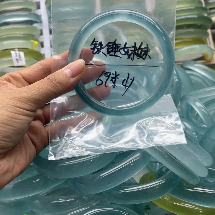 铁***妹石英质玉手镯未镶嵌