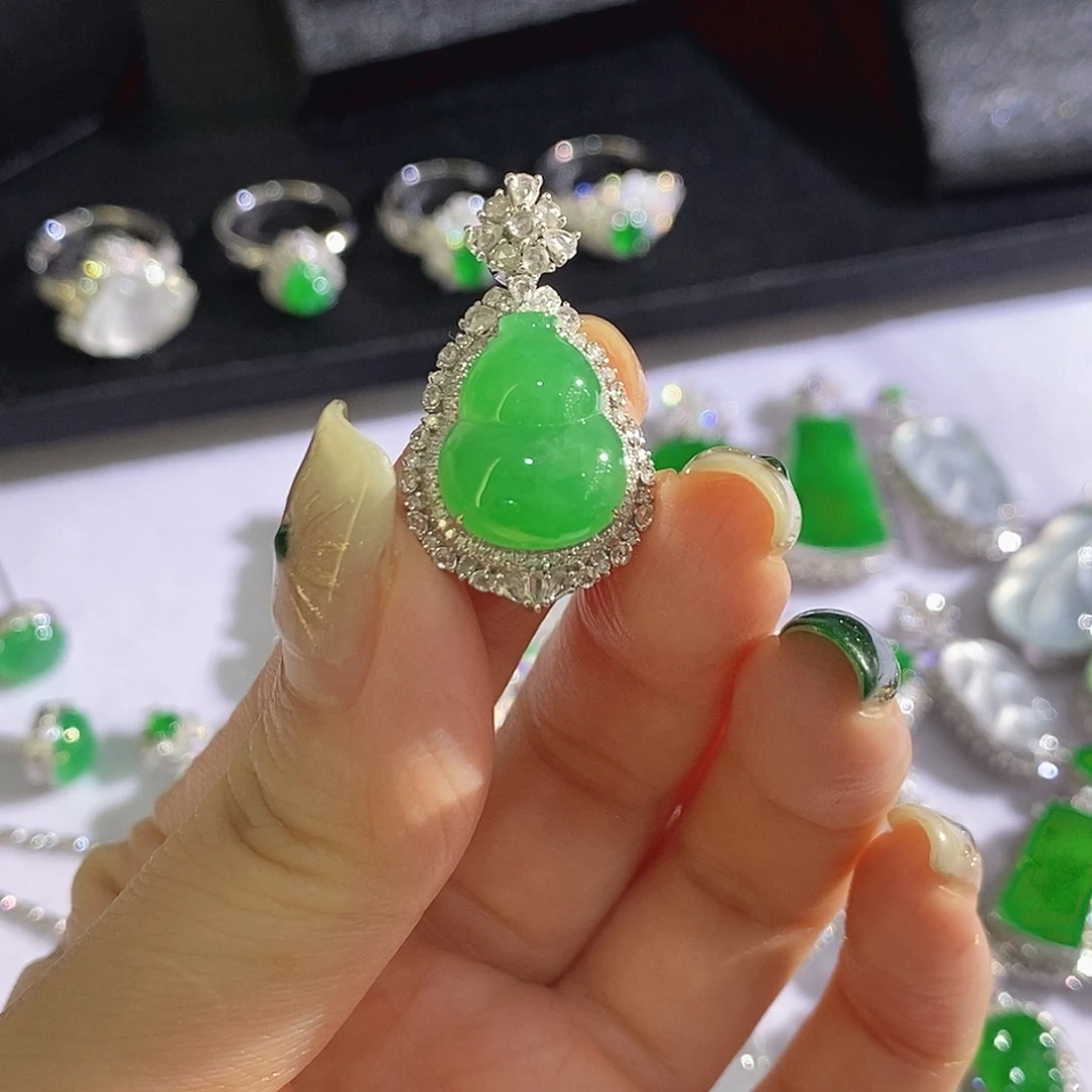 翡翠18K金镶嵌吊坠(不含链)葫芦