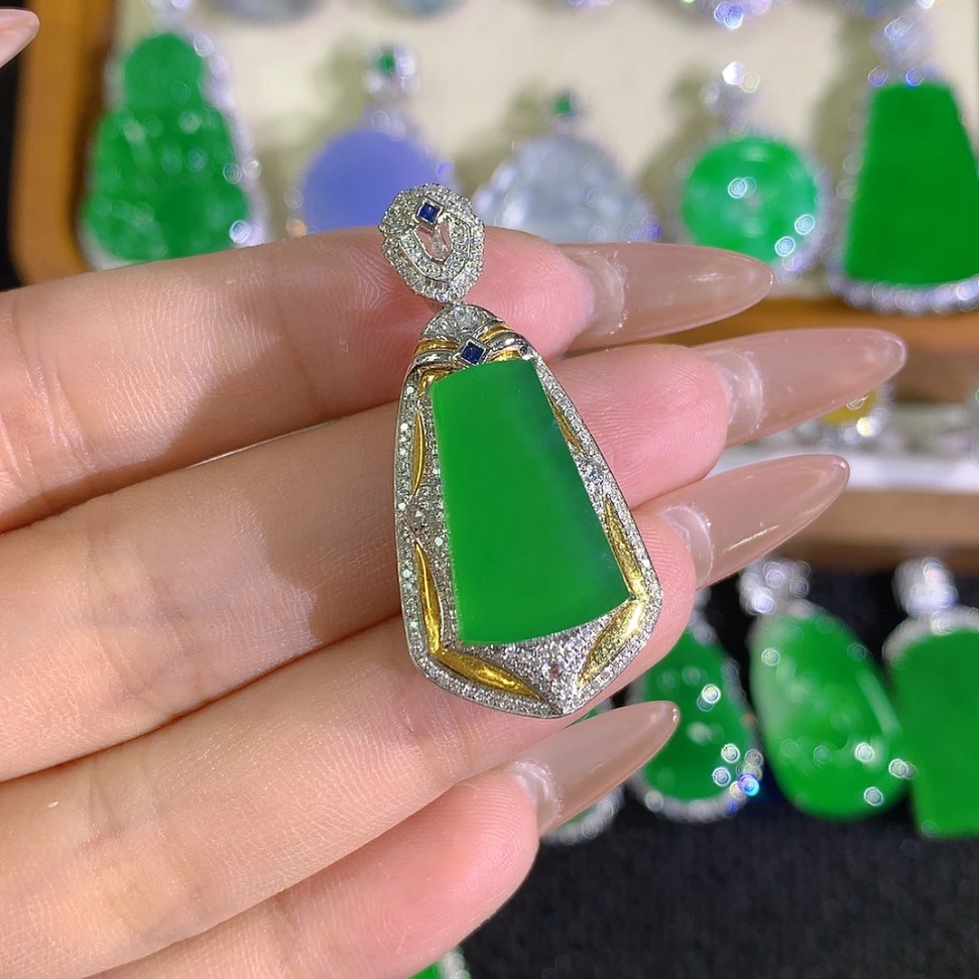 颈饰18K金镶嵌翡翠88888