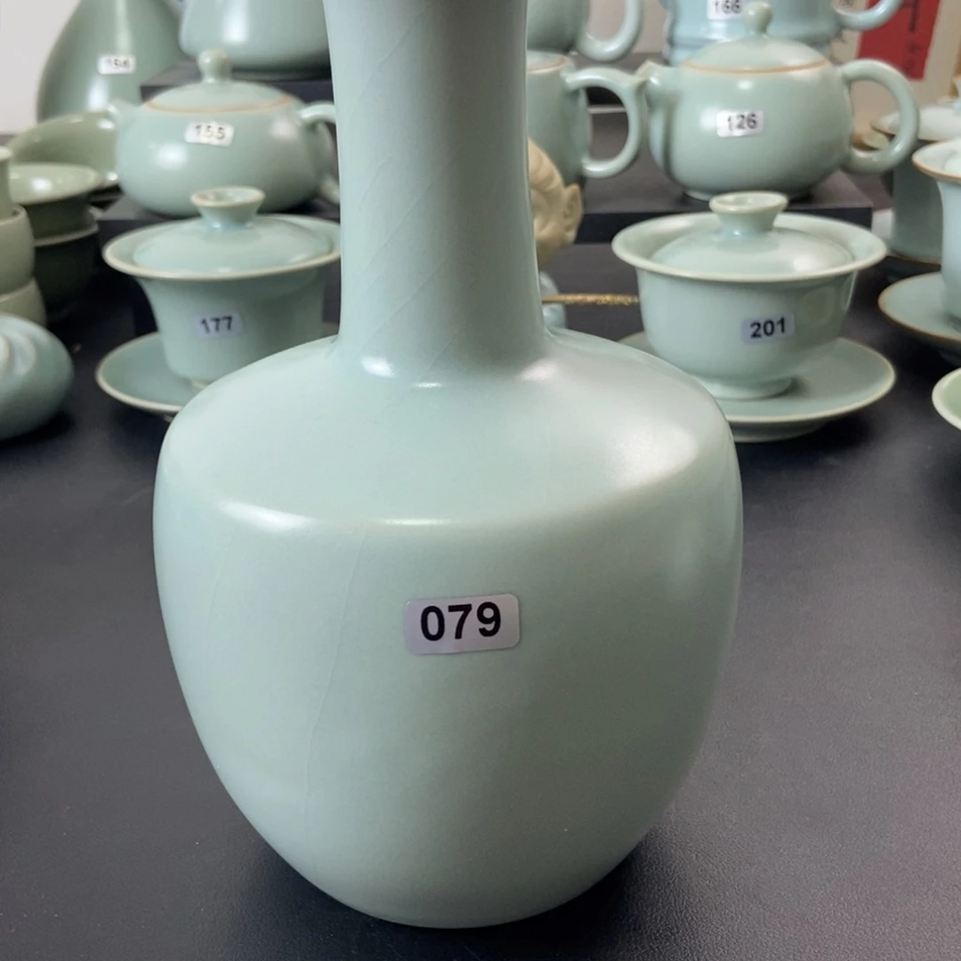 仿古釉水盘口瓶微瑕