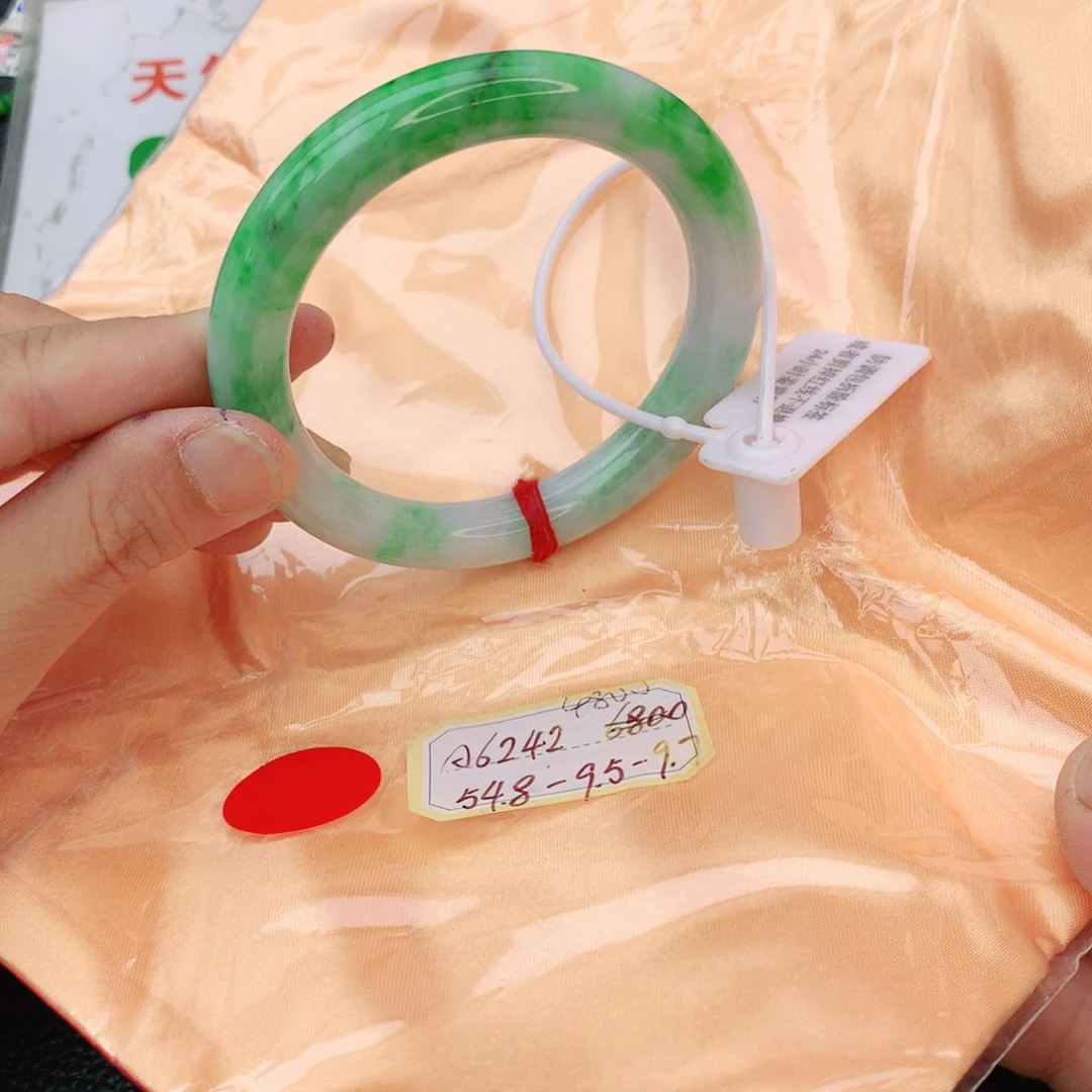 翡翠手镯未镶嵌翡翠
