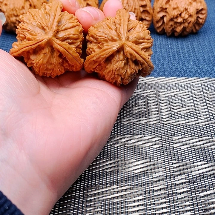 Y***3吊坠文玩核桃三棱