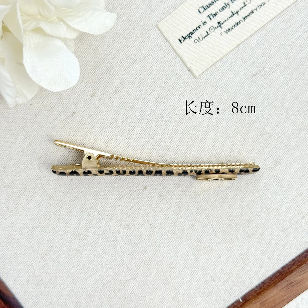 V64复古气质豹纹小香风侧边鸭嘴夹