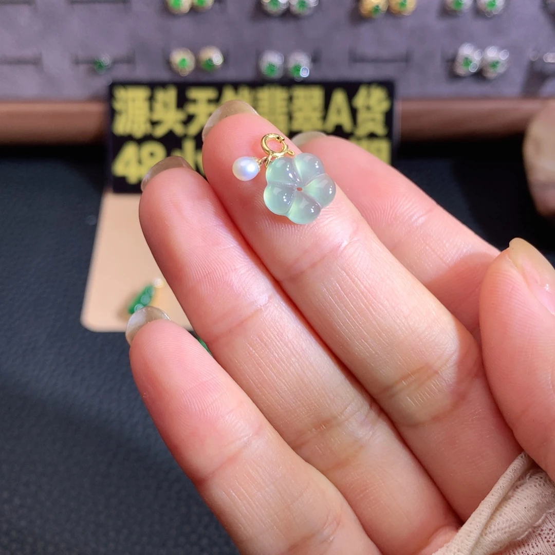 颈饰18K金镶嵌翡翠花