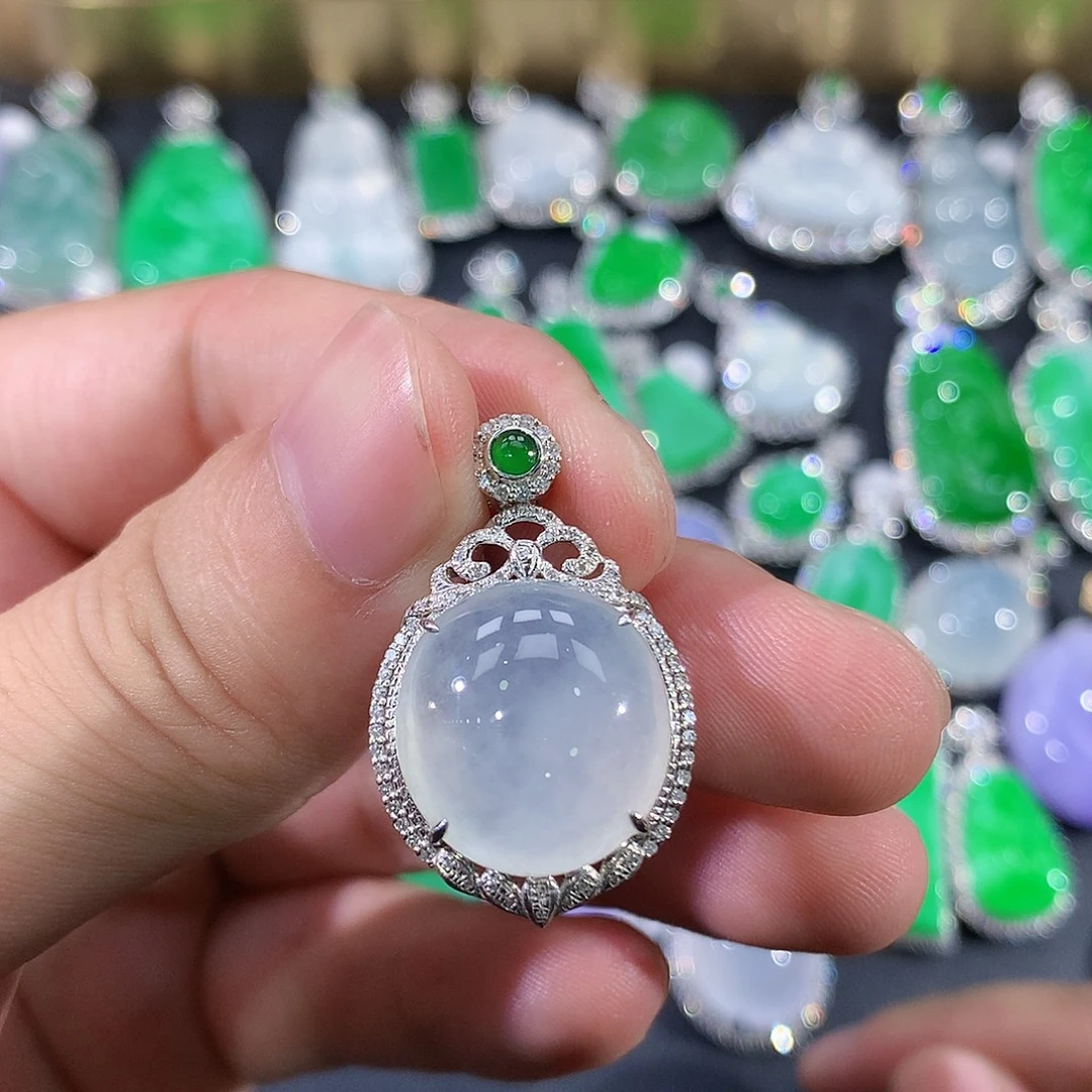 翡翠18K金镶嵌颈饰