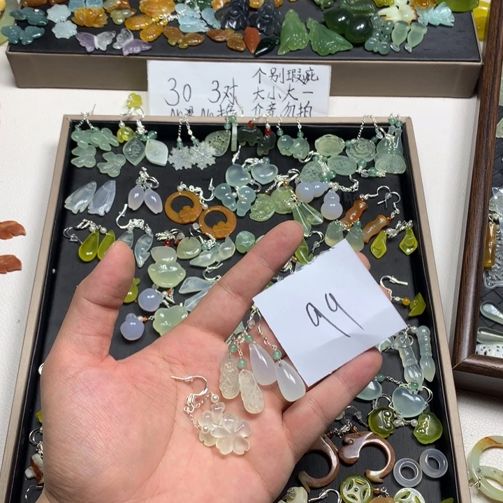 孙****蛇纹石玉合金耳钉