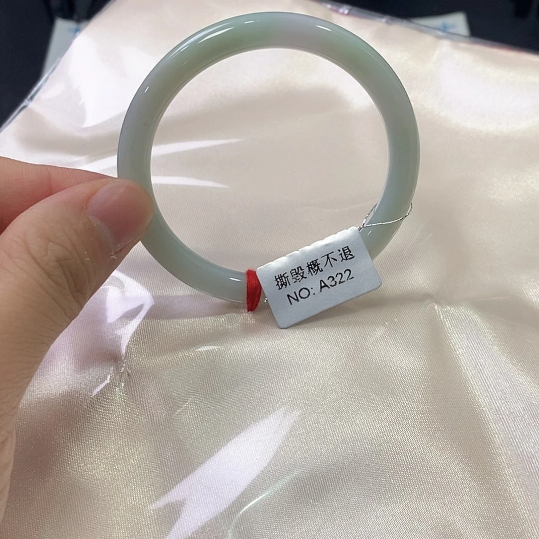 翡翠未镶嵌手镯（圆镯）