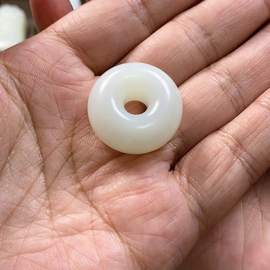 小***莉和田玉未镶嵌颈饰