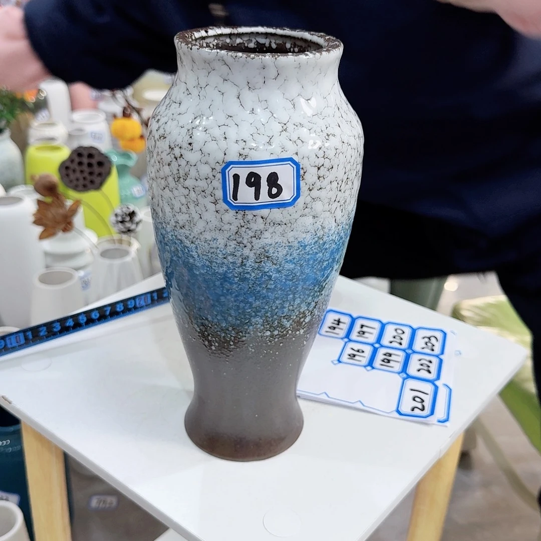 198号陶瓷高24厘米微瑕一个