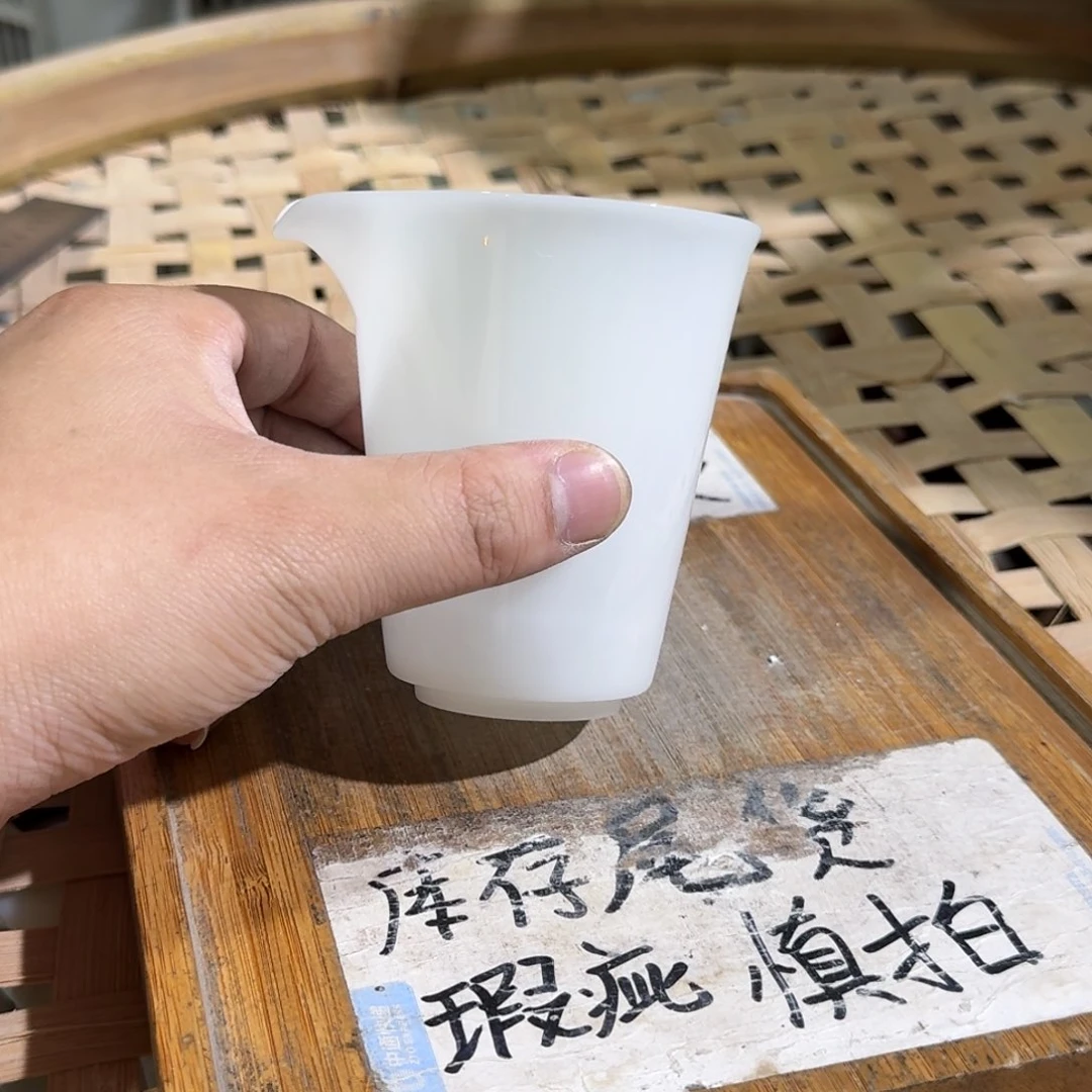 微瑕疵介意勿拍陶瓷器皿G064亮光，略有微瑕疵，无缺口