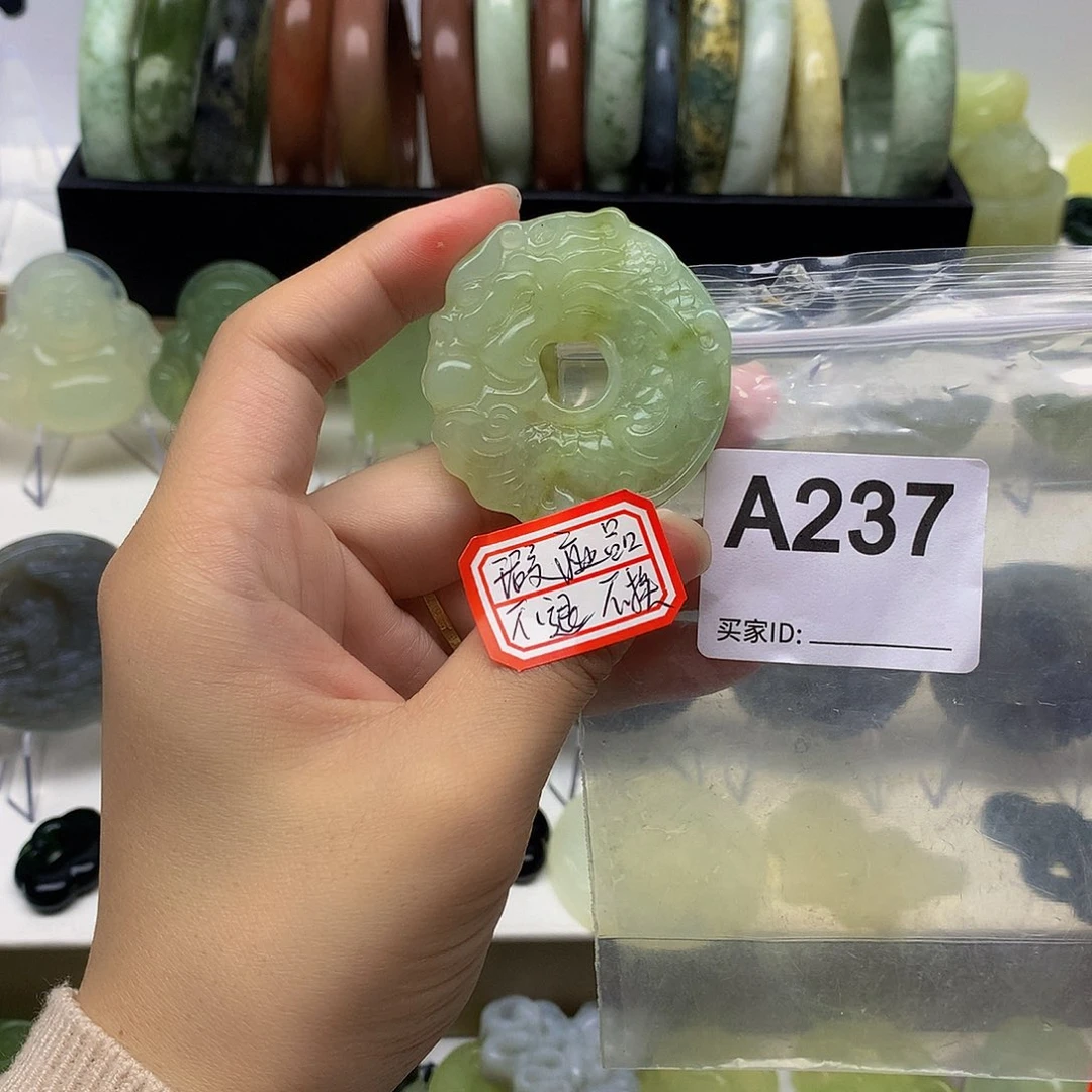 蛇纹石玉颈饰未镶嵌