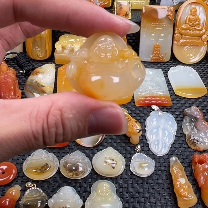 石英质玉（黄龙玉）未镶嵌颈饰李****画
