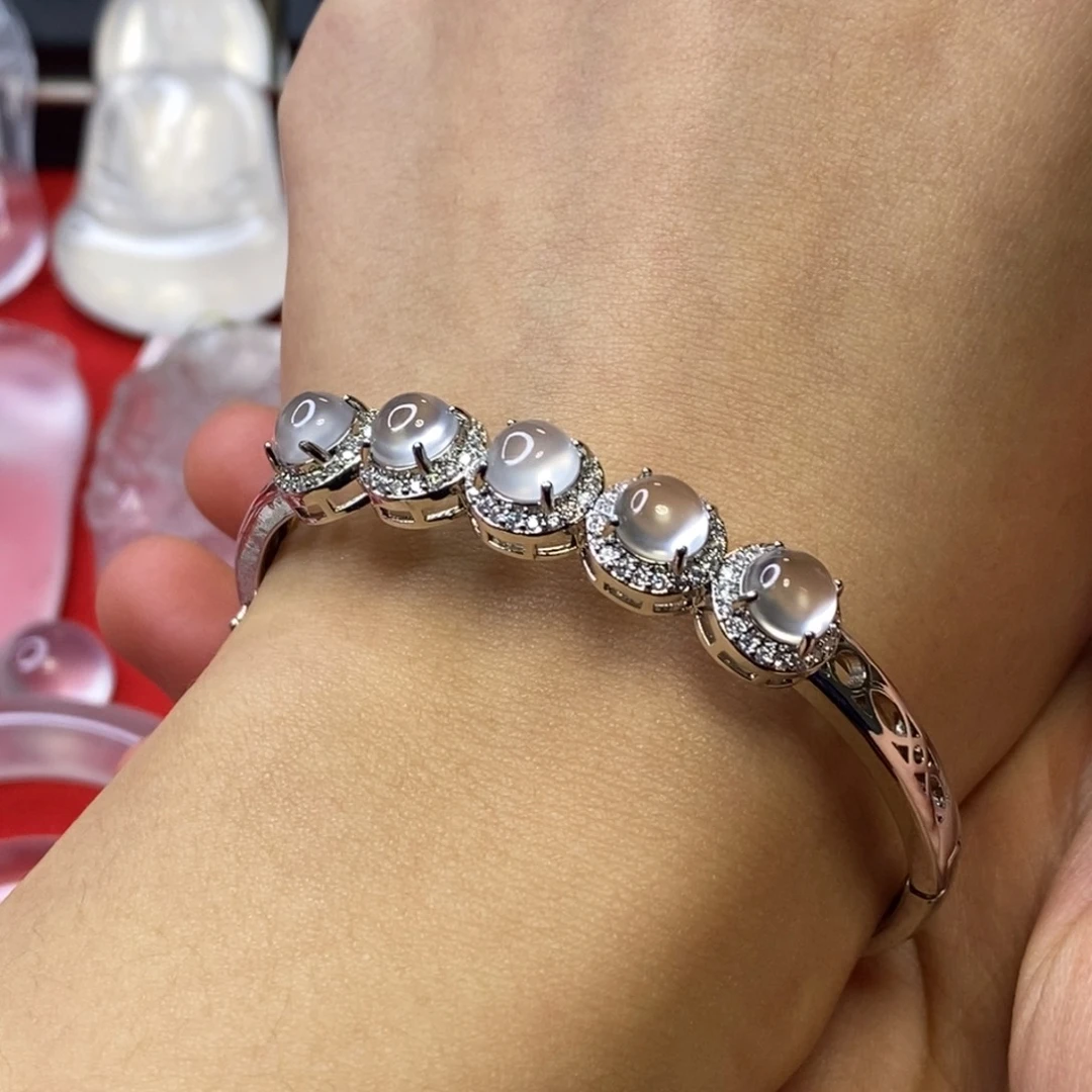 石英质玉合金吊坠