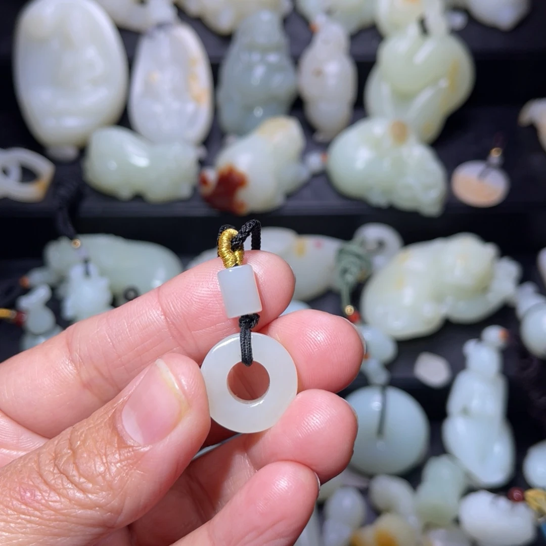 和田玉颈饰未镶嵌吃****丝