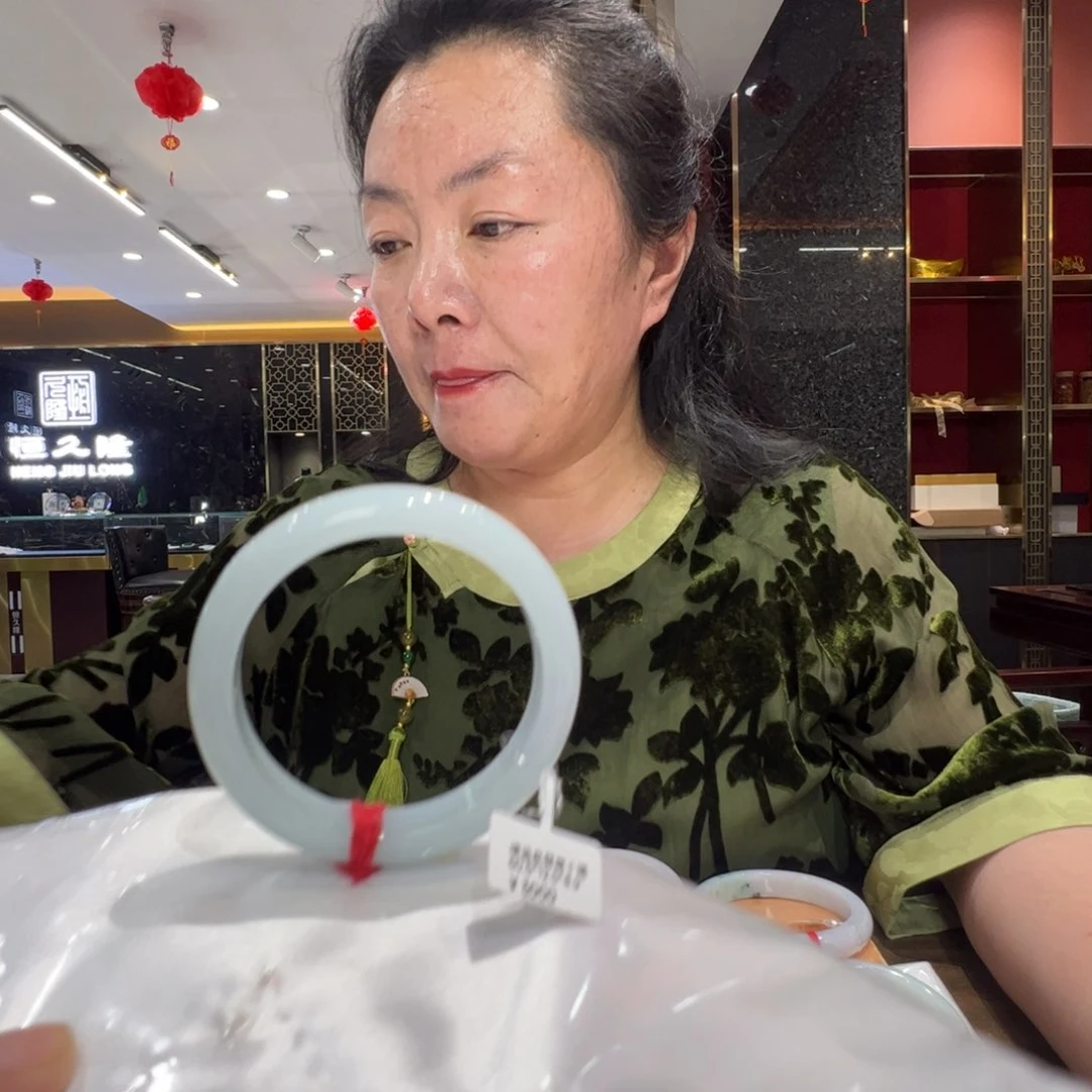 翡翠手镯未镶嵌晴蓝底