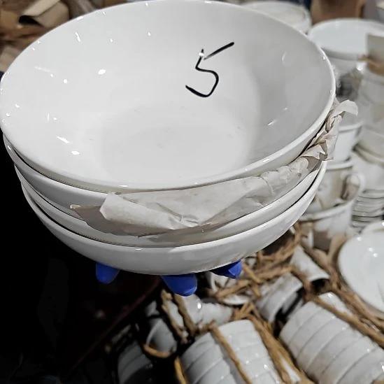 盘子碗茶壶啥都有