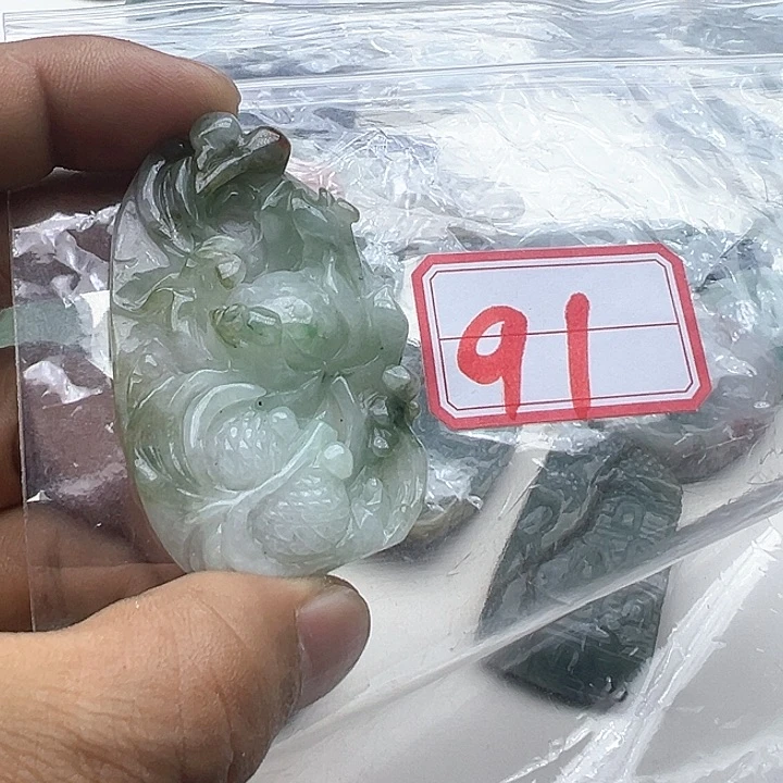 翡翠颈饰未镶嵌小**?