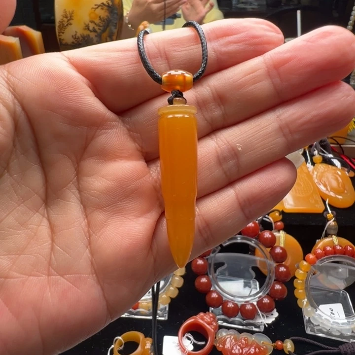 石英质玉（黄龙玉）未镶嵌颈饰