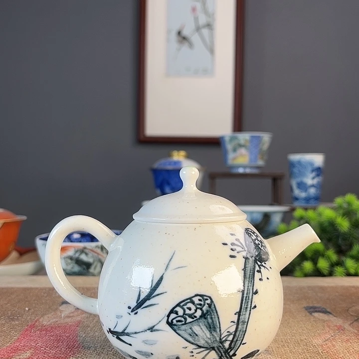 摆件景德镇陶瓷茶杯里