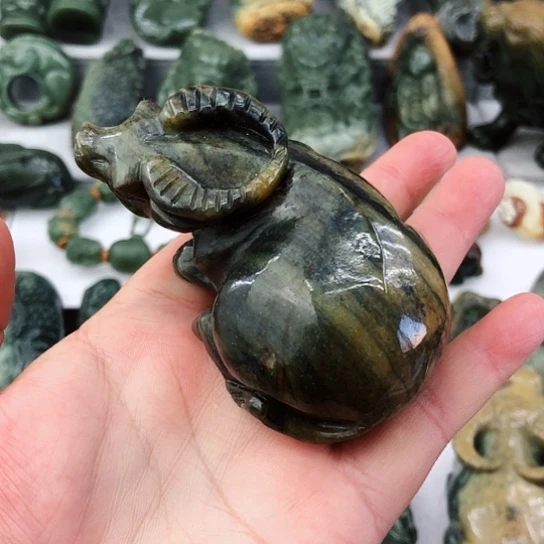 未镶嵌岫岩河磨玉（透闪石质玉）把件