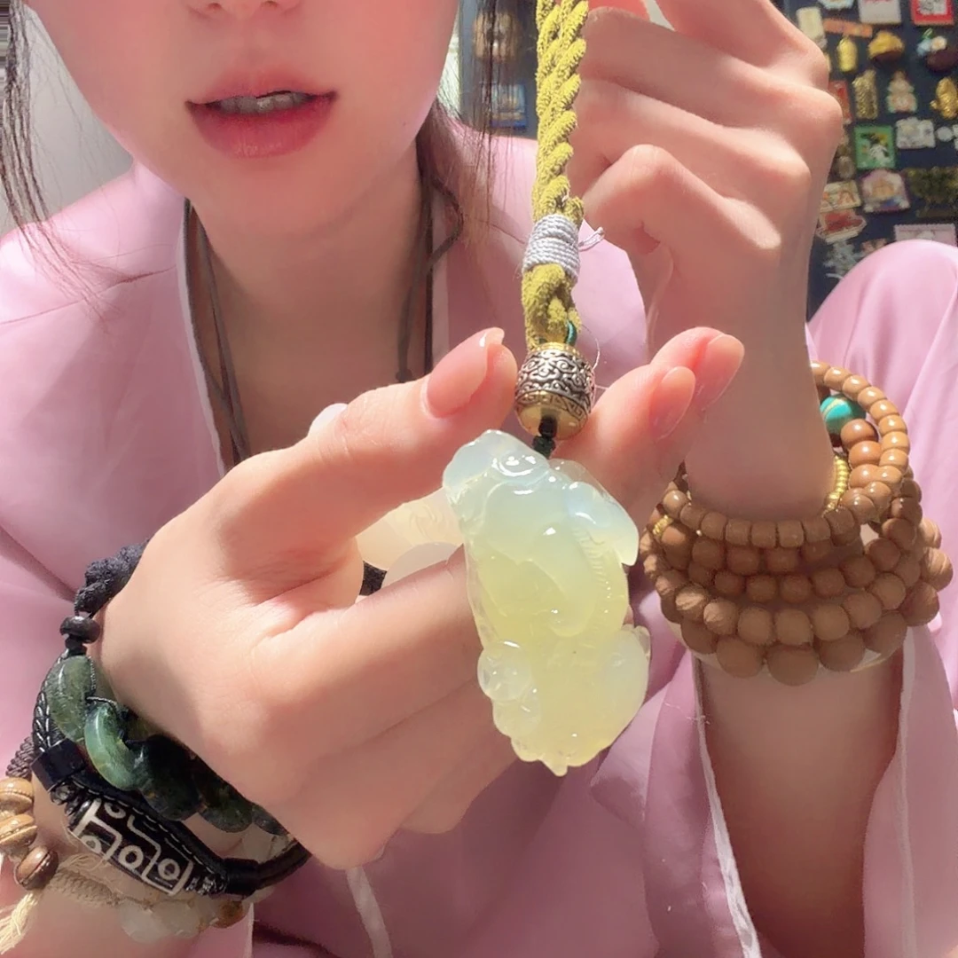 岫玉未镶嵌貔貅手把件