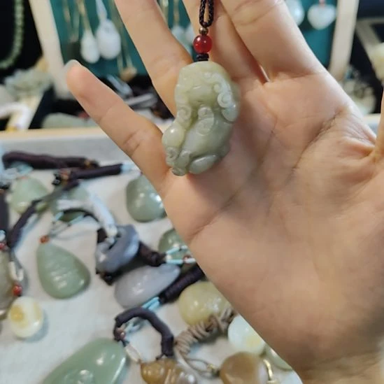 和田玉未镶嵌吊坠(赠链)