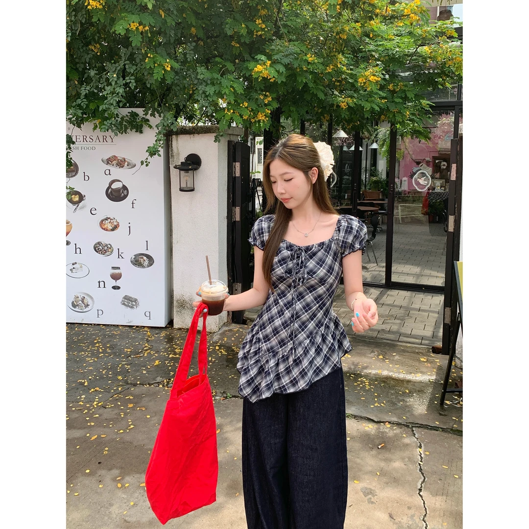 大码法式复古不规则荷叶边泡泡袖上衣夏季新款修身格纹上衣