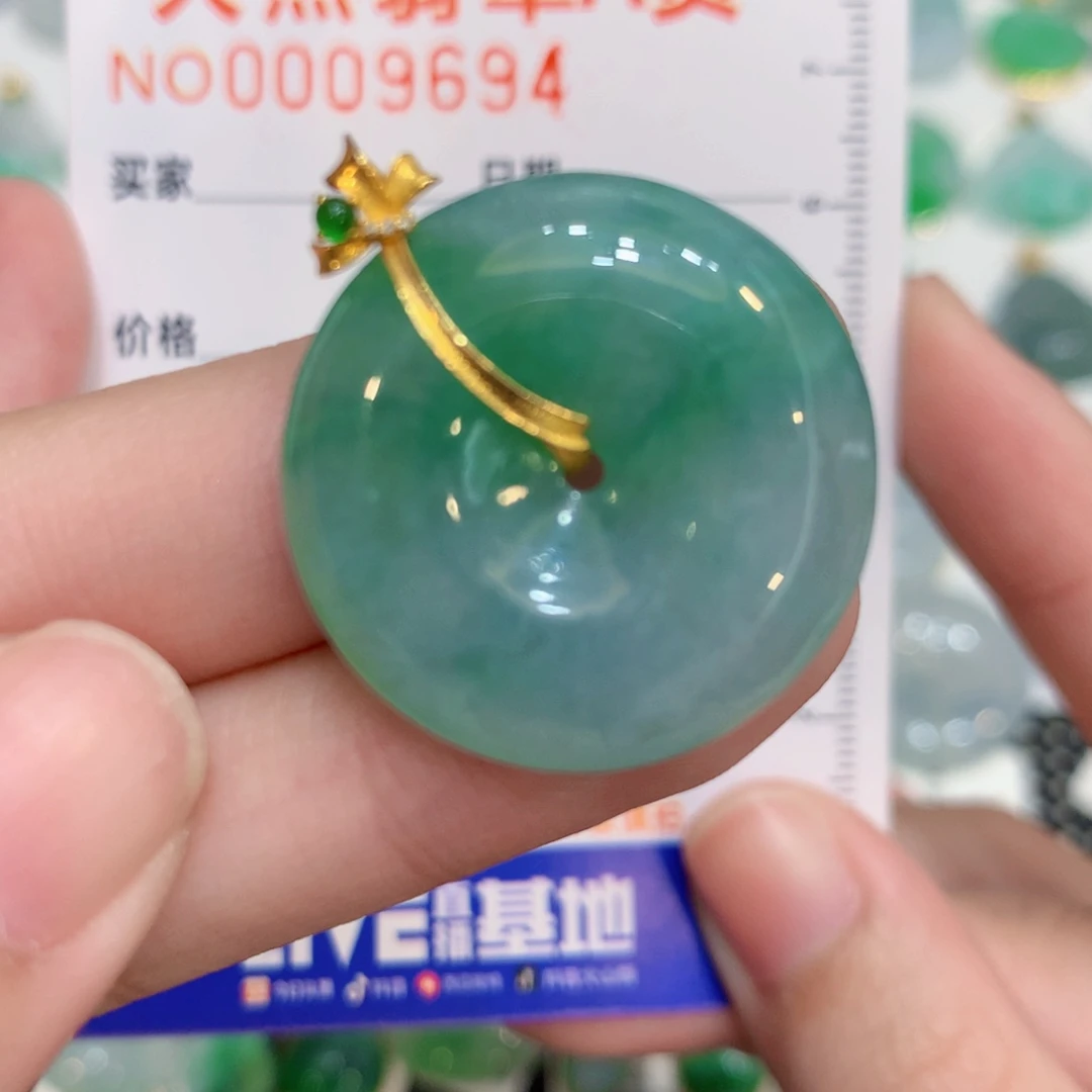 神***菲翡翠18K金镶嵌颈饰扣