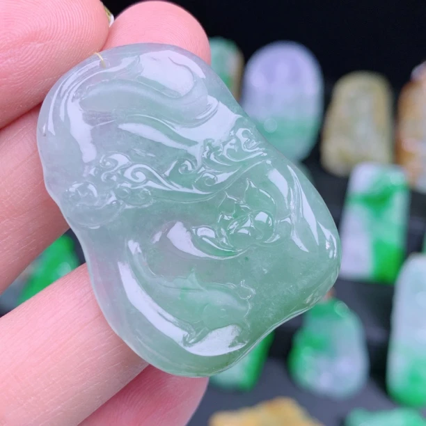 天然A货翡翠如鱼得水 货号:A370418 尺寸: 42.5-31-5.1mm