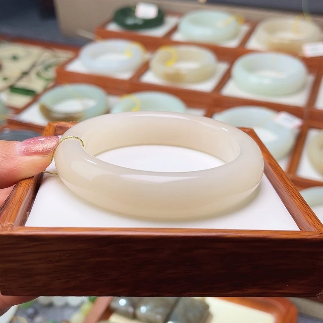 和田玉未镶嵌手镯