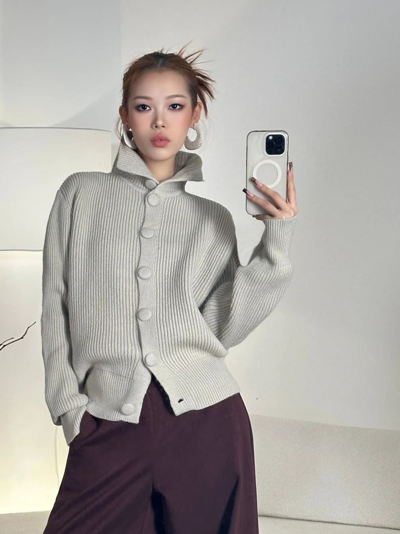 老吴的衣橱 冬季新款简约单排纽扣高领毛衣女加厚长袖上衣C317