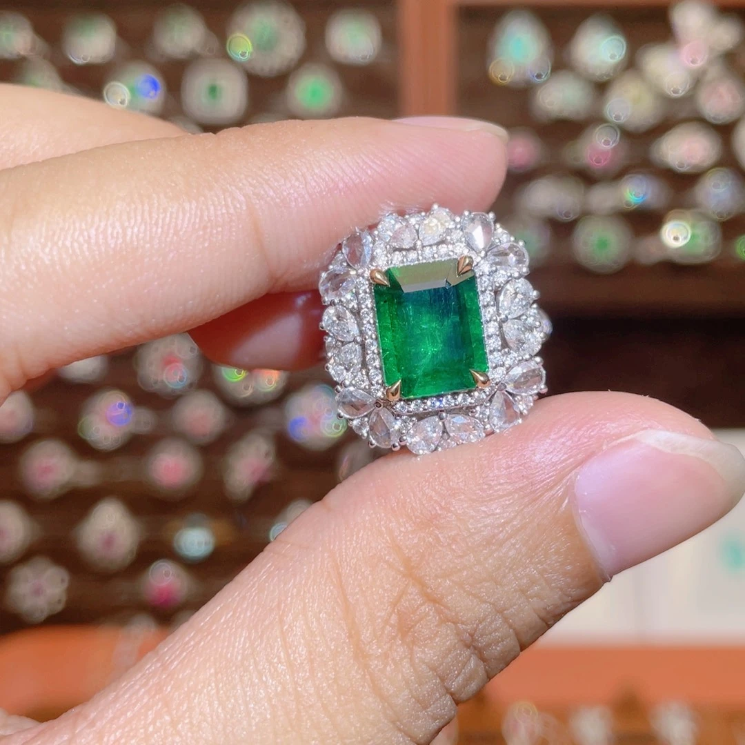 祖母绿戒指18K金镶嵌2.82ct 沃顿