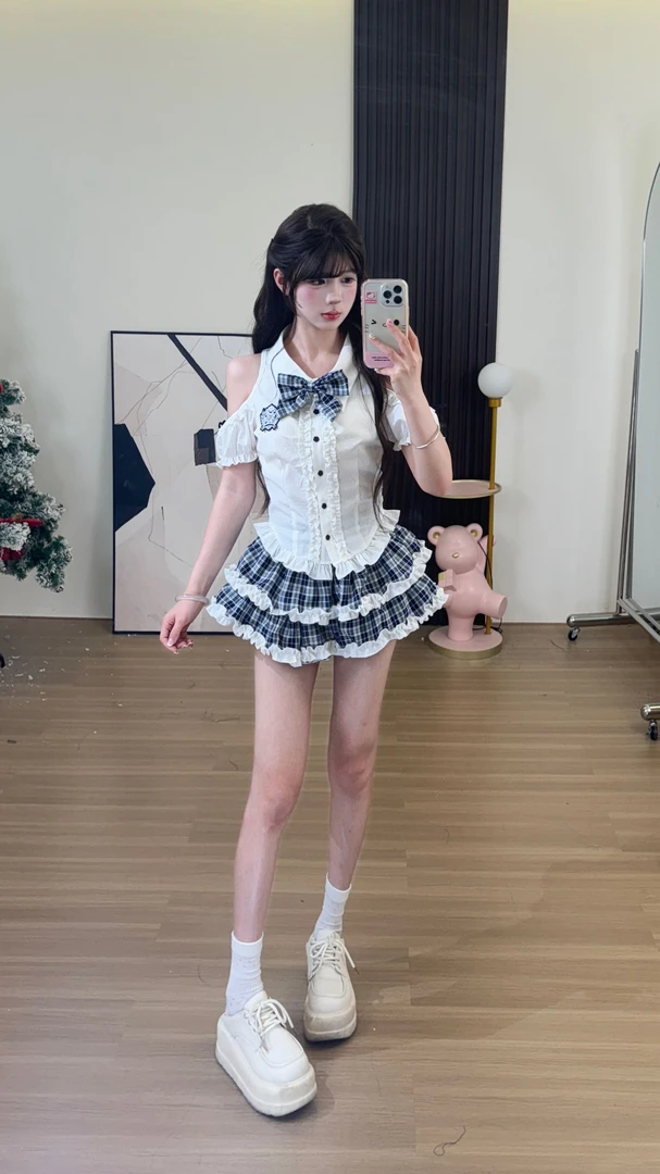 奶芙学妹 学院风挂脖露肩收腰上衣 +格纹蛋糕裙套装