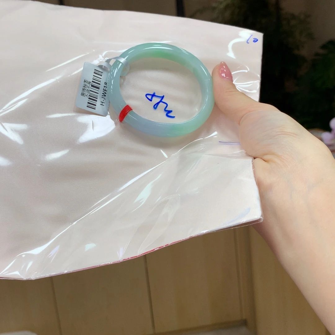 翡翠手镯未镶嵌不退不换